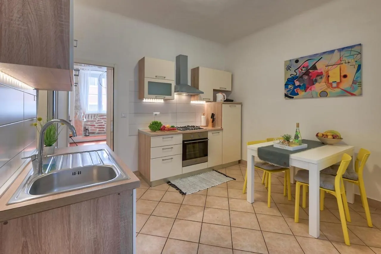 Arena City Apartment Pula 0*,  Croácia